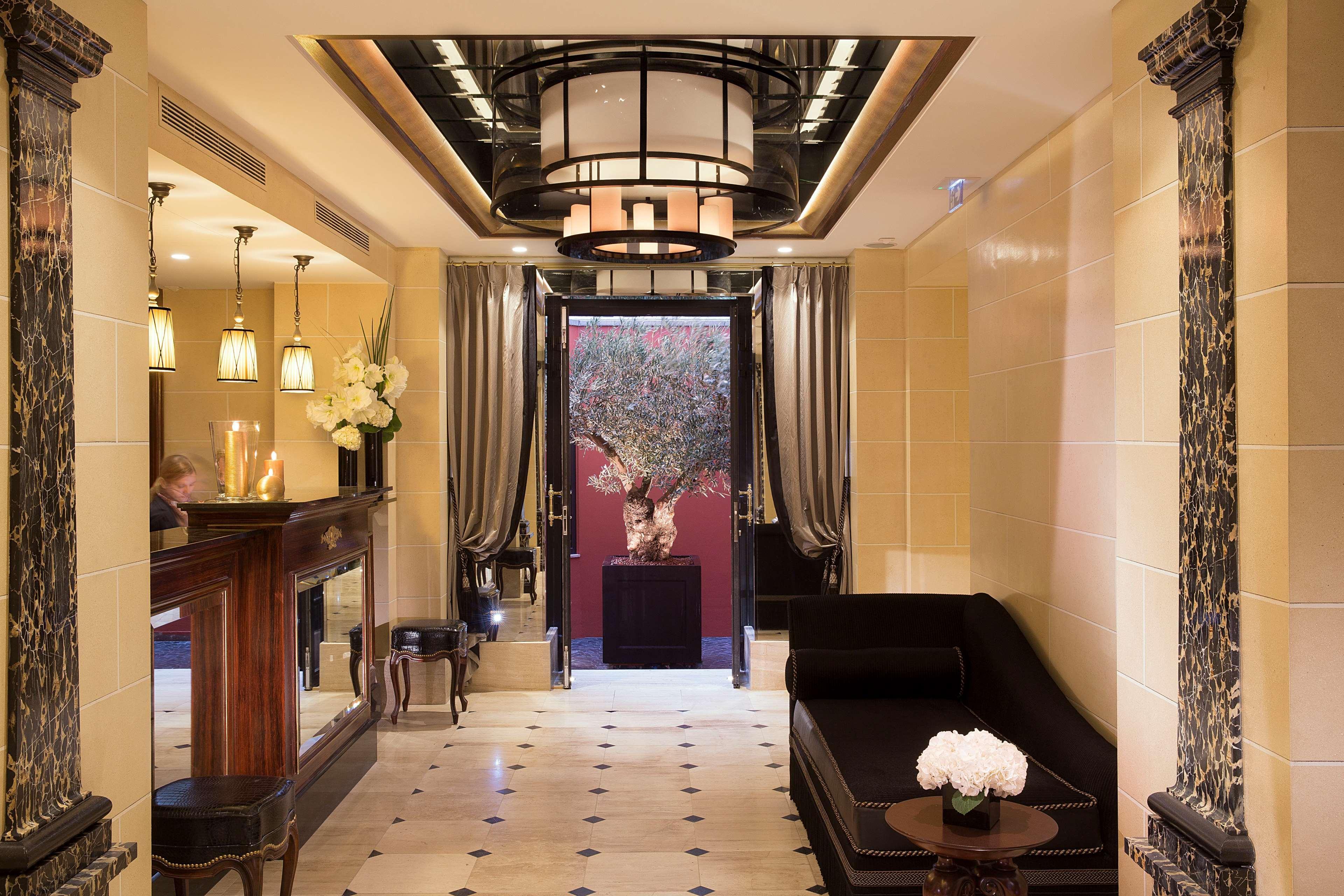 เลอ เบลมงต์ ชองเซลิเซ Hotel ปารีส ภายนอก รูปภาพ