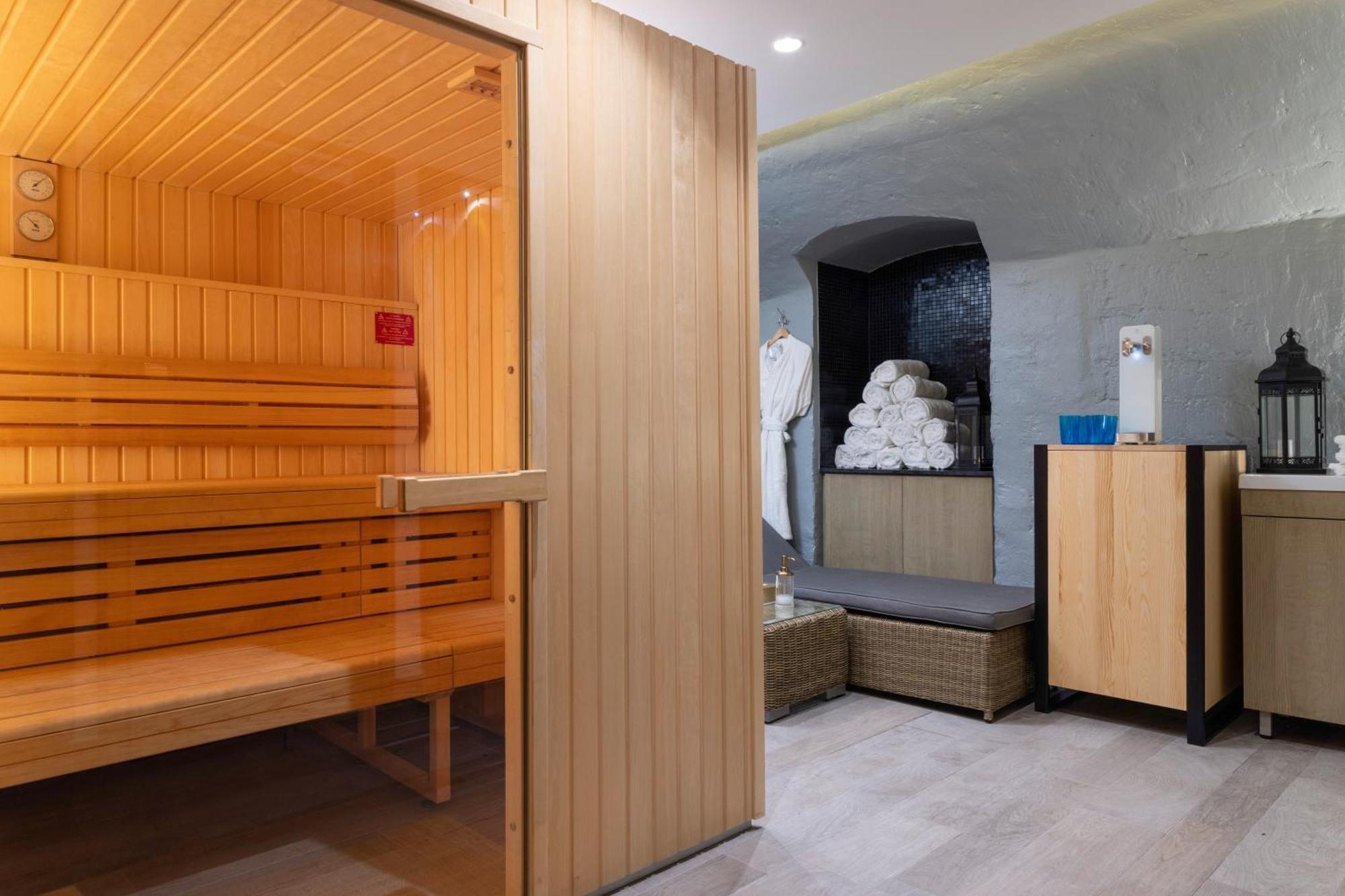เลอ เบลมงต์ ชองเซลิเซ Hotel ปารีส ภายนอก รูปภาพ